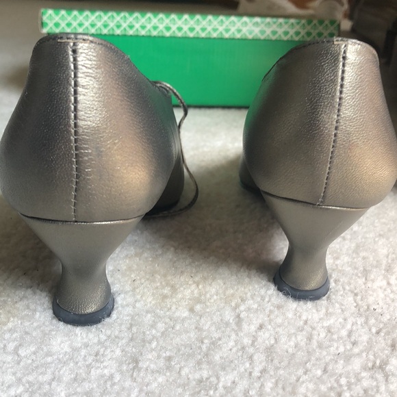 J. Renee’ Cobble heel shoe Color: Pewter. Size 8 1/2 M - Picture 8 of 9